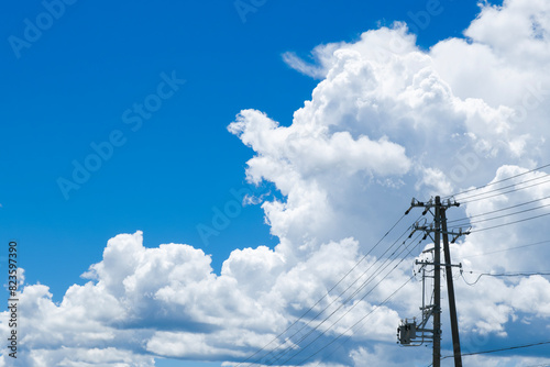 夏の青空と入道雲と電柱
