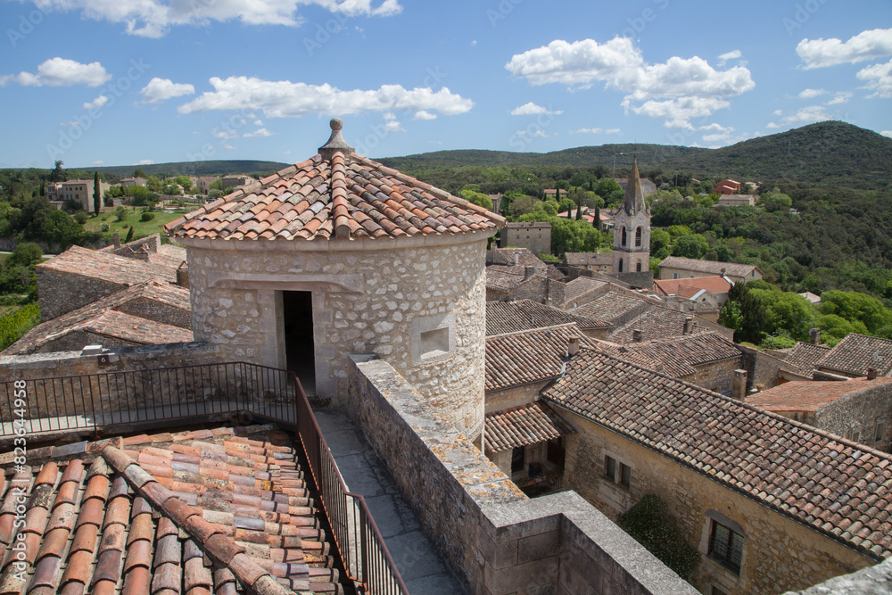 Vue panoramique prise du château dominant le village de Labastide de Virac (Ardèche) Vue panoramique prise du château dominant le village de Labastide de Virac (Ardèche)