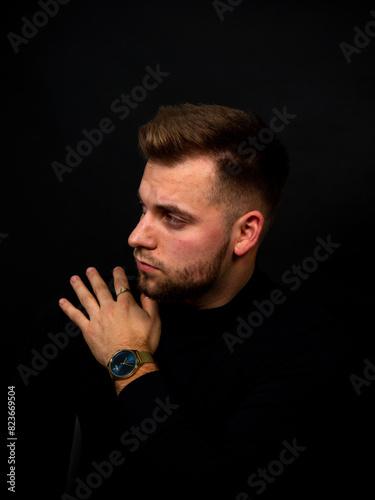 Młody poważny mężczyzna na sesji zdjęciowej w studio
