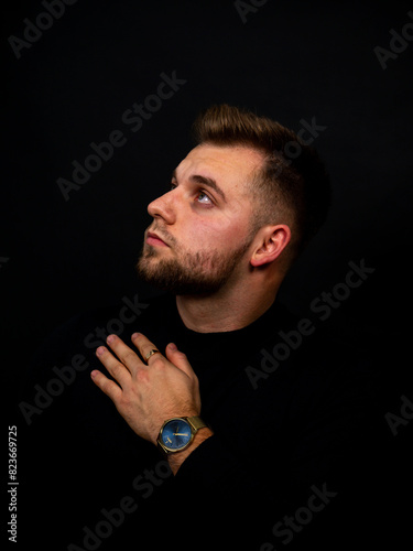 Młody poważny mężczyzna na sesji zdjęciowej w studio