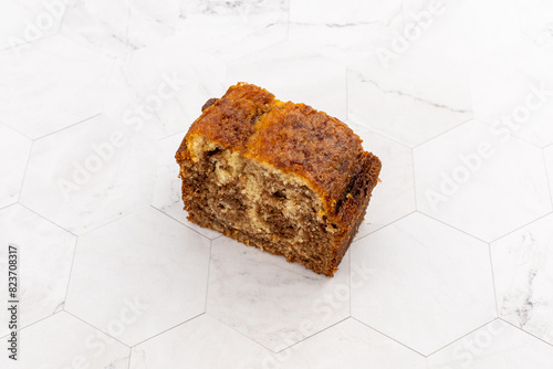 Part de marbré au chocolat sur un fond blanc marbré