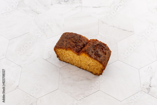 Part de carrot cake sur un fond blanc marbré