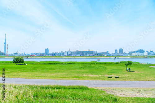 初夏に広がる青空・河川敷