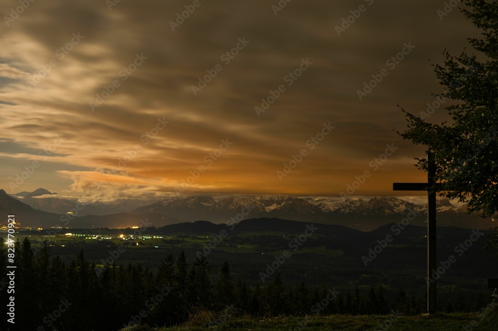 Dramatischer Sonnenuntergang in den Bergen Dramatischer Sonnenuntergang in den Bergen