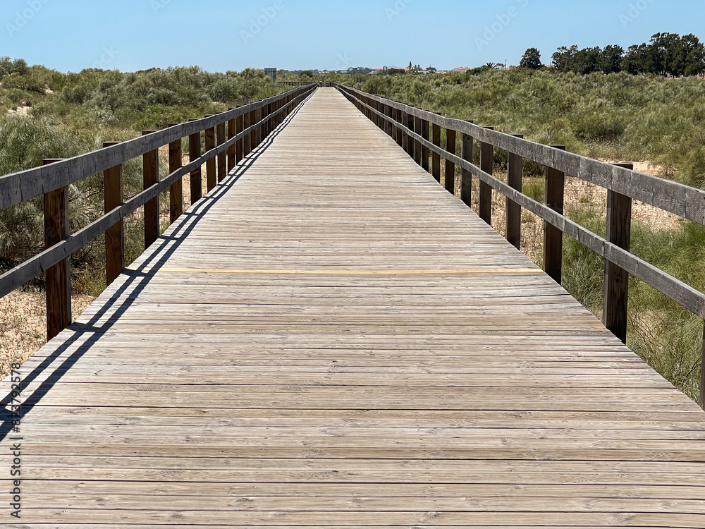Pasarelas de madera que llevan a la playa. Tavia, Sur de Portugal. Pasarelas de madera que llevan a la playa. Tavia, Sur de Portugal.