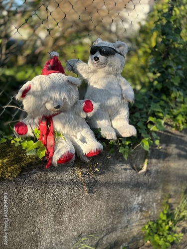 Peluches sur grillage dans la rue