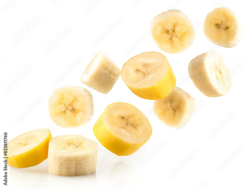 herabfallende Bananen Stücke isoliert auf weißen Hintergrund, Freisteller 