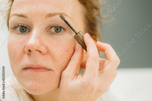 Close up of a woman doing eyebrow makeup