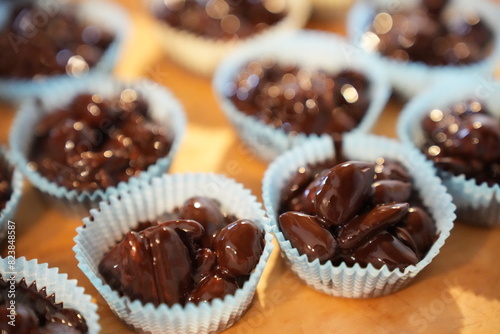 Foto Almonds with melted dark chocolate