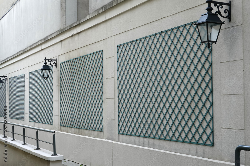 Fototapeta premium Treillis de bois sur un mur dans un passage de résidence