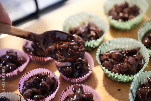 Φωτογραφία Almonds with melted dark chocolate