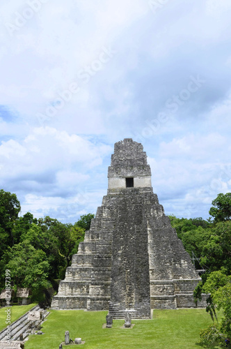 Vistas del Templo del gran jaguar en Tikal  Guatemala. Monumento maya en forma de pir  mide en el parque nacional de Tikal.