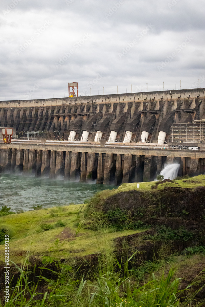 Naklejka premium Usina hidrelétrica água visão panoramica itaipú