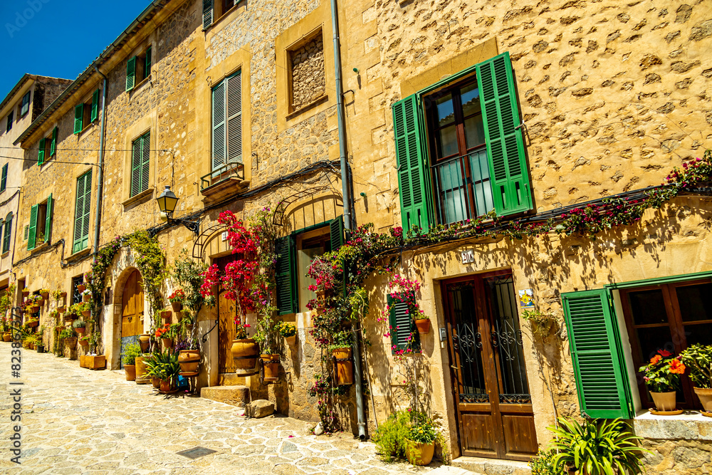 Fototapeta premium Kurzer Zwischenstop in der wunderschönen Kleinstadt Valldemossa im Nordwesten der Insel Region Serra de Tramuntana - Mallorca - Spanien