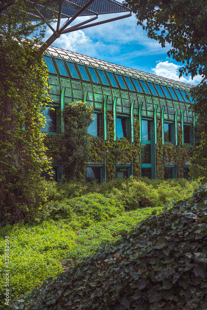 Obraz premium Ciekawa architektura miejska w ogrodach BUW w Warszawie