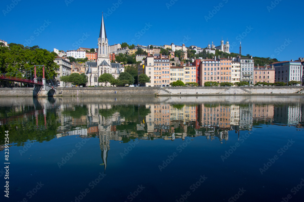 vue sur l'église Saint-georges dans le vieux Lyon, la colline de Fourvière et les quais de la Saône en été vue sur l'église Saint-georges dans le vieux Lyon, la colline de Fourvière et les quais de la Saône en été