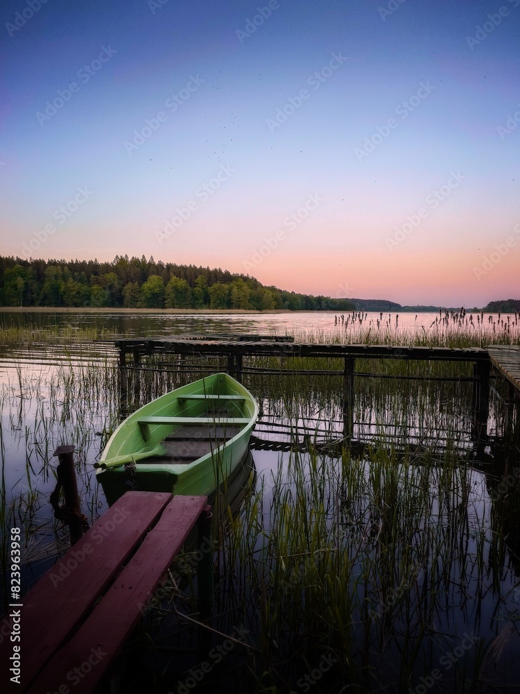 Wieczór nad mazurskim jeziorem. Polska