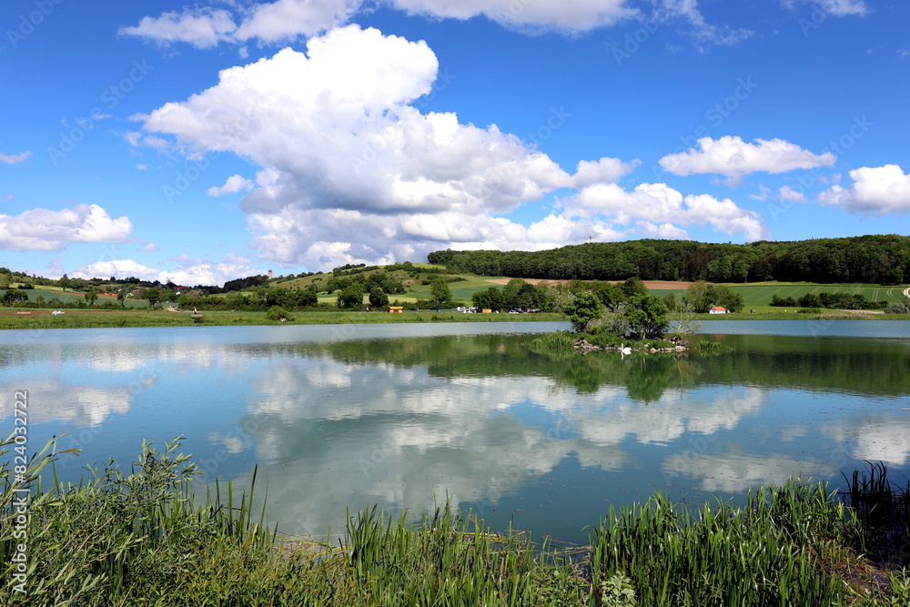 Wolken spiegeln sich im Härtsfeldsee in Dischingen Wolken spiegeln sich im Härtsfeldsee in Dischingen