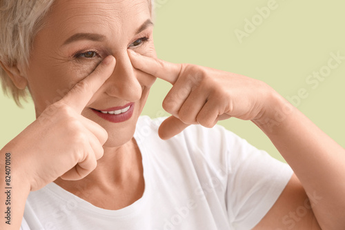 Beautiful mature woman doin...