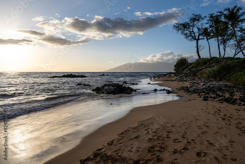 Tropical vacation paradise, beach seascape on the Pacific Ocean at sunset, Mōkapu Beach, Maui, Hawaii  © knelson20