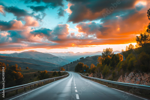 wynajem samochodu w Hiszpanii górski krajobraz drogi o zachodzie słońca