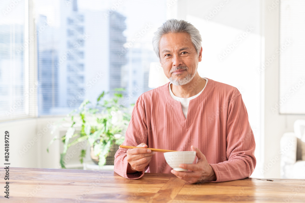 食事をするシニア男性