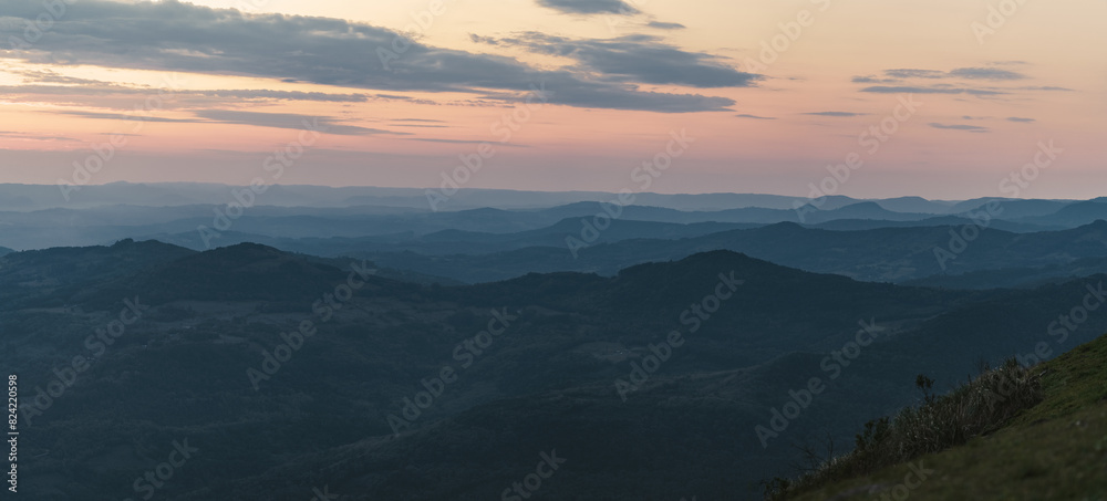 Obraz premium sunrise over the mountains and clouds at golden hour.