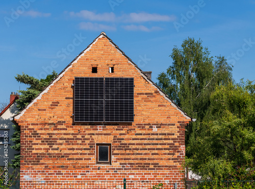 Eine Solarpaneele an einer Hauswand
