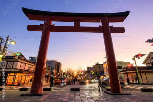 夕暮れの鶴岡八幡宮の大鳥居。 若宮大路に至る三叉路は交通量が多い交差点になっている。 日本国神奈川県鎌倉市にて。 2021年12月19日撮影。 1180年創建の関東屈指の神社、鶴岡八幡宮。 鎌倉幕府の総鎮守です。 The Otorii gate of Tsurugaoka Hachimangu Shrine at dusk. The three-way intersection leadin photo