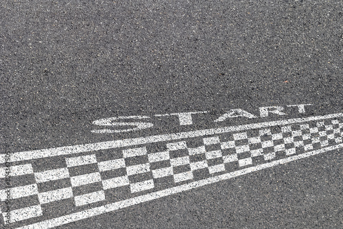 Start et damier de départ sur asphalte  © Unclesam