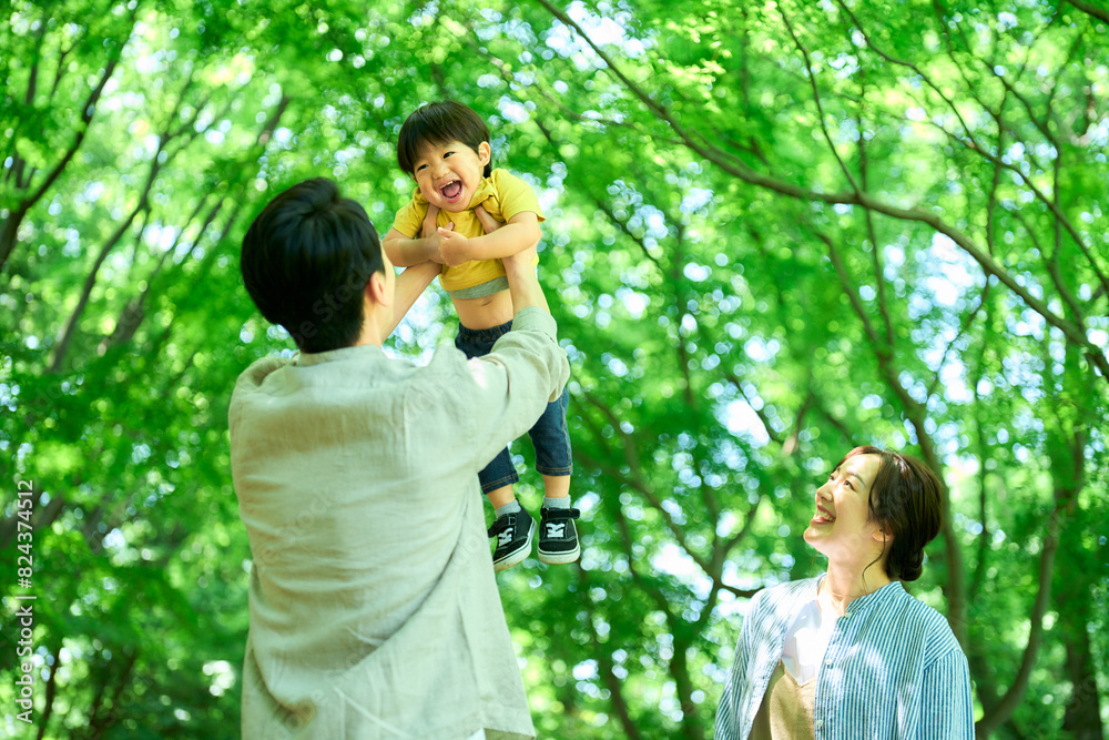 2歳の息子を抱っこする父親 2歳の息子を抱っこする父親