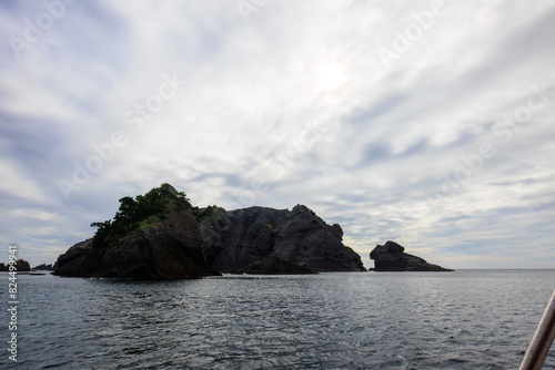 ヒリゾ浜渡船の漁船に乗って、海に出るスキンダイバーたち。日本国静岡県伊豆半島賀茂郡南伊豆町中木から渡し船で渡るヒリゾ浜にて。 2022年夏水中撮影。Skin divers take to the sea on a fishing boat on the ferry to Hirizohama beach.Hirizohama beach, by ferry from Nakagi, M