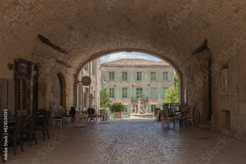 Passage couvert dans la ville de Barjac (Gard) photo