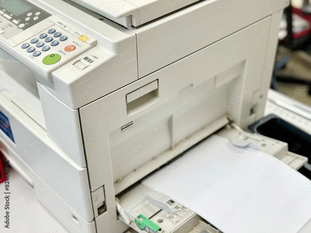 複合コピー機の給紙トレイ 複合コピー機の給紙トレイ
