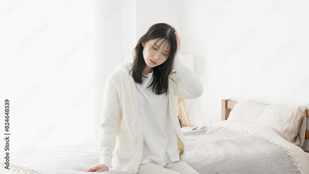 体調不良でだるい女性 体調不良でだるい女性