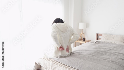 痛む腰を気遣う女性	 photo