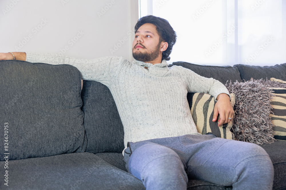 ソファーに座るり考える男性