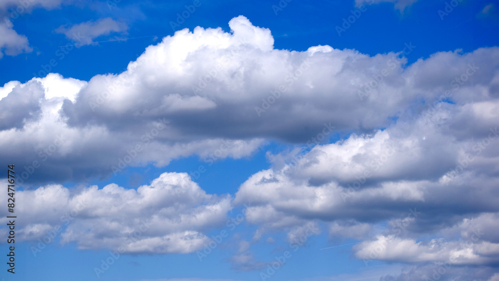 Naklejka premium Kłębiaste chmury na błękitnym niebie