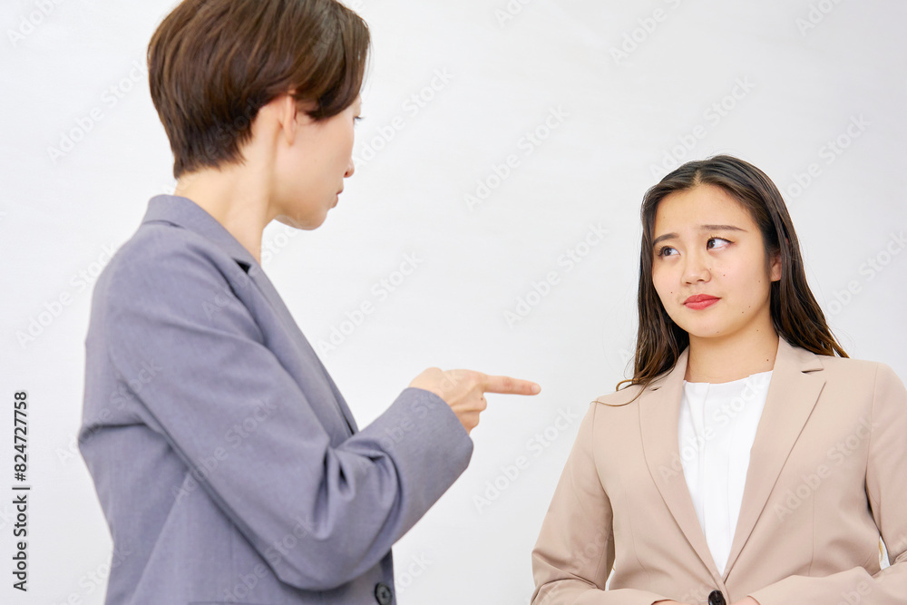 パワハラ　部下を叱る上司　白背景