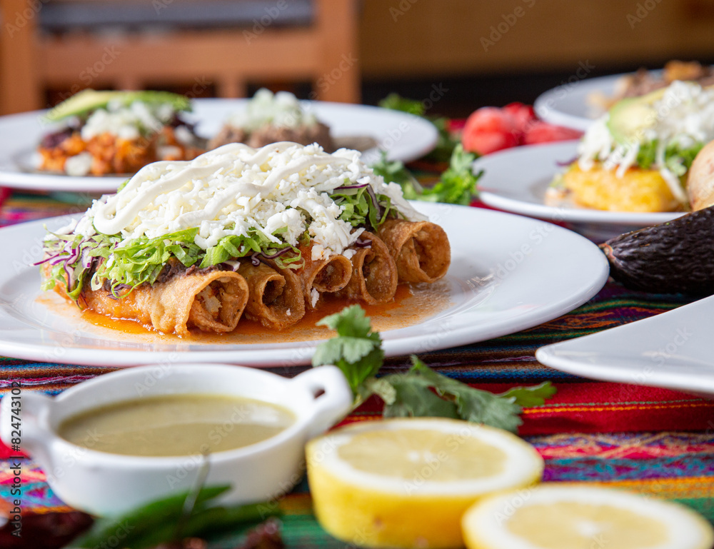 Comida Mexicana en mesa típica llena de colores. Comida Mexicana en mesa típica llena de colores.