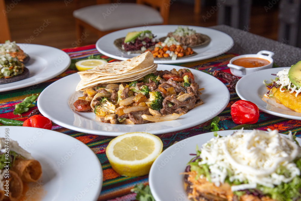 Comida Mexicana en mesa típica llena de colores. Comida Mexicana en mesa típica llena de colores.