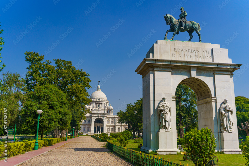 Obraz premium The Victoria memorial, an historic landmark of Kolkata, is seen on a sunny day with clear blue sky. One of the most iconic monuments of the Indian city and example of colonial architecture