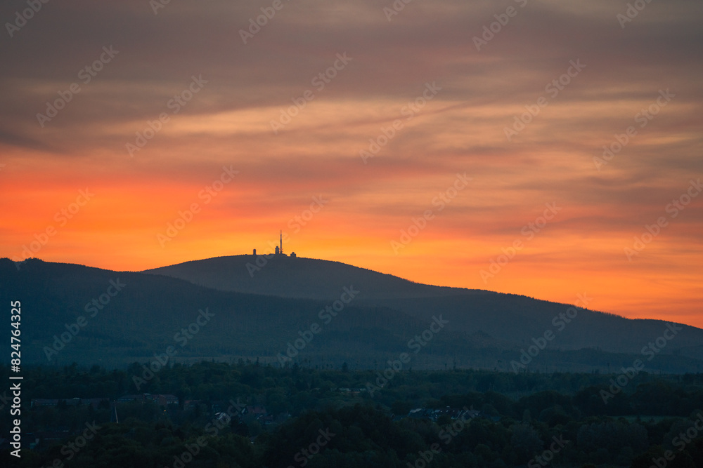 Fototapeta premium Sonnenuntergang Brocken Silhouette. Harzlandschaft bei Dämmerung