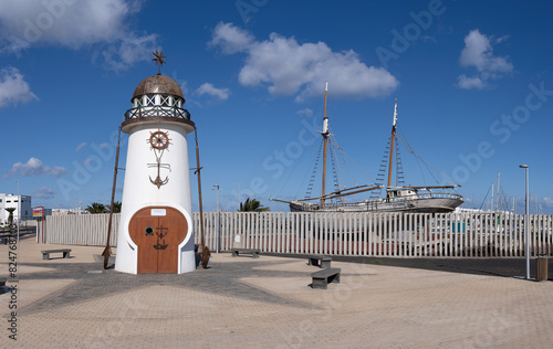Ehrenmal Monumento a los Martires del Mar (La Luz que nos Guia) in Form eines kleinen Leuchturms am Hafen von Arrecife, Lanzarote, Kanarische Inseln photo