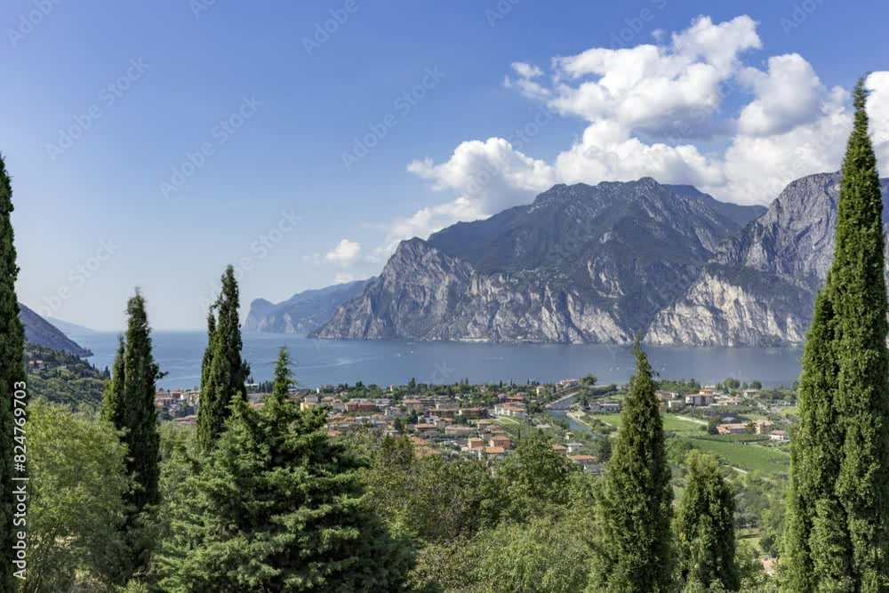 Panoramaausblick auf den Gardasee und umliegende Berge an einem sonnigen Tag