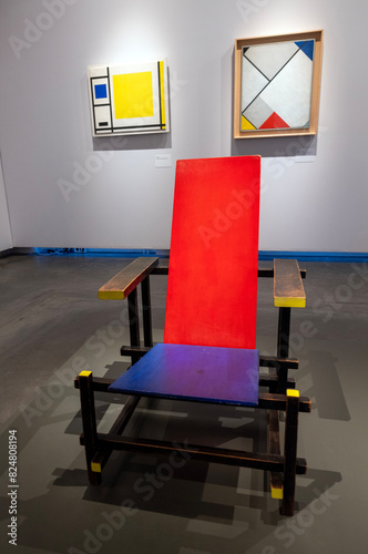 Obraz na płótnie rietveld chair and paintings of de stijl on wall of centraal museum in utrecht w salonie
