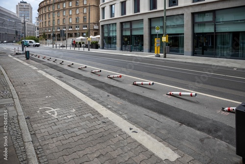 Leere Straßenbahnhaltestelle mit umgefahrenen Pollern - Unfall photo