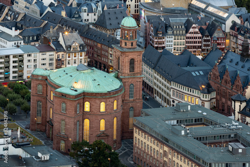 Luftaufnahme der Frankfurter Paulskirche und der umliegenden Altstadt bei einsetzender Abenddämmerung