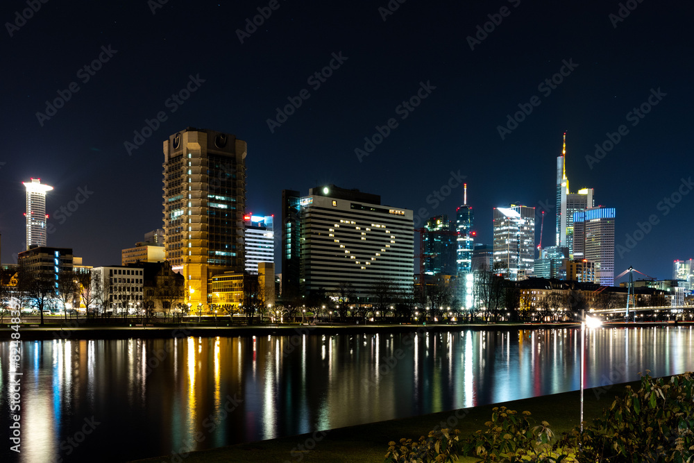 Frankfurter Skyline bei Nacht mit beleuchtetem Herz Frankfurter Skyline bei Nacht mit beleuchtetem Herz