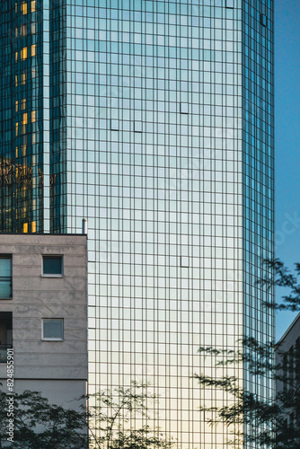 Glasfassade der Deutschen Bank Zentrale in Frankfurt mit Reflexionen und Lichtverlauf
 photo